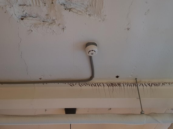 함씨가 인테리어 당시 설치한 화재감지기. 소방시설 공사만 2000만원 가량 소요됐다.