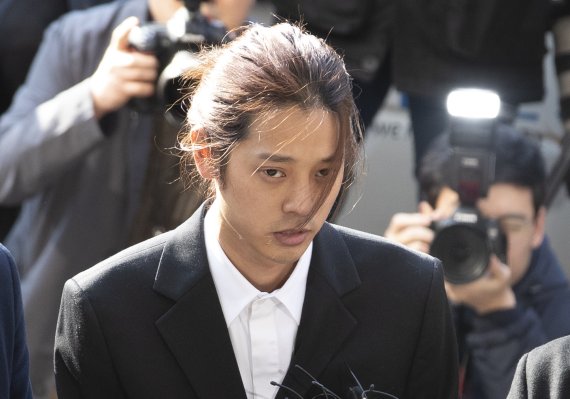 성관계 동영상 불법 촬영·유포 논란을 빚은 가수 정준영이 피의자 신분으로 조사를 받기 위해 14일 오전 서울지방경찰청으로 들어서며 취재진 질문에 답하고 있다./사진=연합뉴스