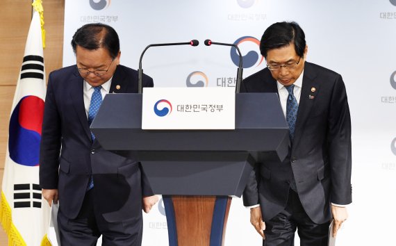 박상기 법무부 장관(오른쪽)과 김부겸 행정안전부 장관이 19일 정부서울청사에서 과거사위원회 활동 및 버닝썬 수사 관련 법무부·행안부 합동 긴급기자회견을 하기 전 고개 숙여 인사하고 있다. 문재인 대통령은 전날 이들 장관에게 "사건의 실체와 제기되는 여러 의혹을 낱낱이 규명해주기 바란다"고 지시한 바 있다. 사진=박범준 기자