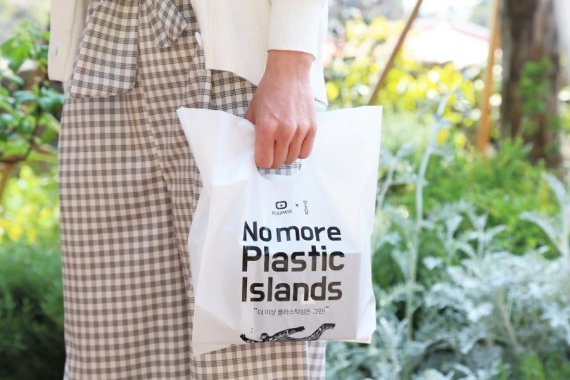 기존 일회용 봉투 사용을 줄이기 위해 보급되고 있는 생분해 봉투