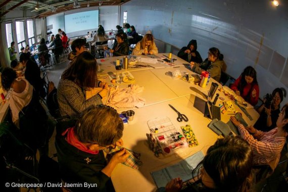 그린피스 서울사무소가 지난달 30일 서울 은평구 서울혁신파크에서 플라스틱 제로 캠페인 '불편의점'을 개최했다. 사진=그린피스