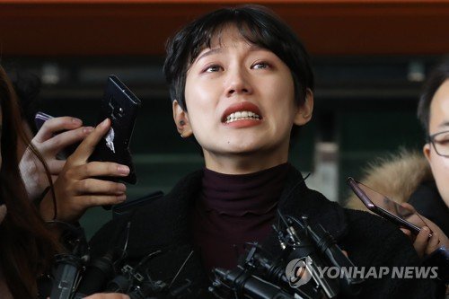 '비공개 촬영회'를 폭로한 유튜버 양예원이 구속기소된 촬영자 모집책 최모씨(46)의 1심 선고공판이 열린 지난 1월 9일 오전 서울 마포구 서부지법을 나서며 취재진의 질문에 답하고 있다. /사진=연합뉴스