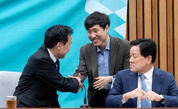 손학규 바른미래당 대표가 23일 국회에서 열린 의원총회에서 참석, 하태경 최고위원과 인사를 나누고 있다. 이번 의총은 자유한국당을 제외한 여야4당이 합의한 공수처법과 선거제 개혁법안 패스스트랙 안건 상정을 논의하기 위해 열렸다.사진=박범준 기자