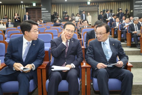 더불어민주당 이해찬 대표와 홍영표 원내대표가 23일 국회에서 열린 의원총회에서 이야기를 나누고 있다. 사진=박범준 기자