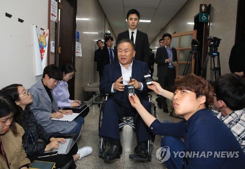 이상민 사법개혁특별위원회 위원장이 26일 서울 여의도 국회의사당에서 취재진 질문에 답하고 있다.