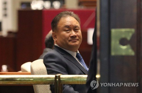 이상민 국회 사법개혁특위 위원장이 29일 오후 열린 더불어민주당 의원총회에서 열린 출입문 사이로 기자들을 바라보고 있다.