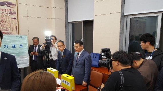 더불어민주당 박주민 의원(왼쪽)과 바른미래당 임재훈 의원이 29일 국회 사법개혁특위에서 공수처 설치법의 패스트트랙 지정 여부에 대한 무기명 투표를 앞두고 대기하고 있다. 사진=김학재기자