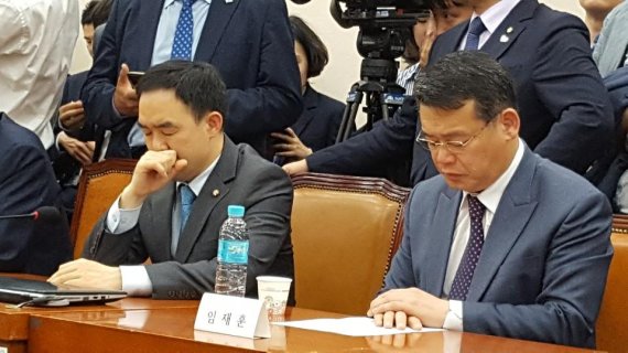 바른미래당 채이배 의원(왼쪽)과 임재훈 의원이 29일 국회 사법개혁특위에서 자유한국당 의원들이 자신들에 대한 적법성 여부를 따지는 것을 듣고 있다. 사진=김학재기자