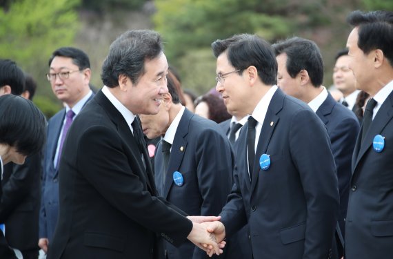 이낙연 국무총리(왼쪽)가 지난달 19일 국립4·19민주묘지에서 열린 제59주년 4·19혁명 기념식에서 자유한국당 황교안 대표와 악수하고 있다. 연합뉴스