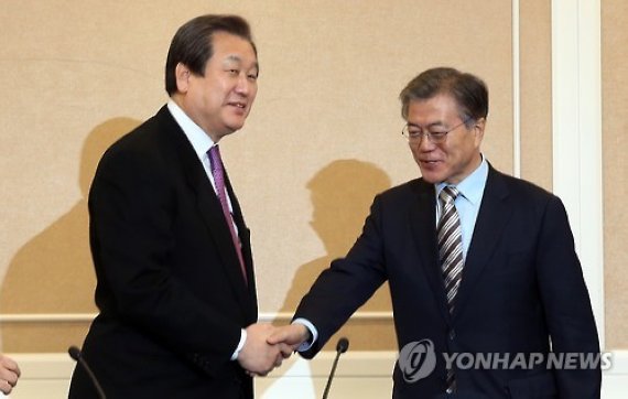 2015년 연말, 새누리당 김무성(왼쪽) 대표와 새정치연합 문재인 대표가 악수하는 모습.