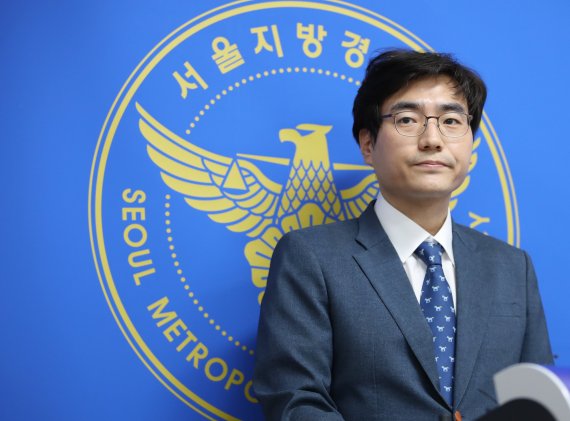 지난 15일 박창환 서울지방경찰청 광역수사대 광역2계장이 서울지방경찰청에서 버닝썬 게이트 수사결과를 발표하고 있다. 이날 경찰은 가수 승리(본명 이승현) 등의 카카오톡 단체 대화방에서 '경찰총장'으로 거론돼 유착 의혹이 제기된 윤모 총경에게 직권남용 혐의를 적용, 기소의견으로 검찰에 송치할 예정이라고 밝혔다./사진=연합뉴스