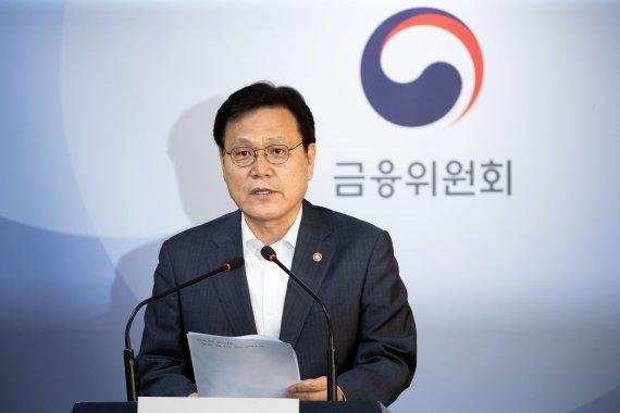 최종구 금융위원장이 26일 정부서울청사에서 키움뱅크 컨소시엄과 토스뱅크 컨소시엄의 인터넷전문은행 사업자 예비인가 불허방침에 관해 브리핑하고 있다. 사진=서동일 기자