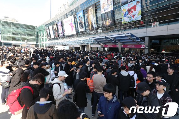 한국게임산업협회가 세계보건기구(WHO)의 게임 질병화 시도에 반대 성명서를 냈다. 사진은 지난해 부산에서 열린 국제게임전시회 '지스타'에 수많은 인파가 몰린 모습. © News1