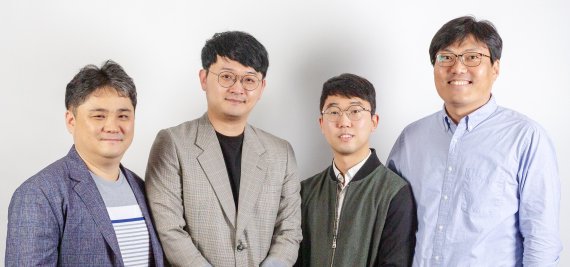 UNIST는 2일 신소재공학부의 김주영·송명훈 교수 공동연구팀이 접을 수 있을 정도로 유연한 '페로브스카이트 태양전지(PeSC)'를 개발했다고 밝혔다. 왼쪽부터 송명훈 교수, 안승민 박사후 연구원, 정의대 석박사통합과정 연구원, 김주영 교수. 사진=UNIST