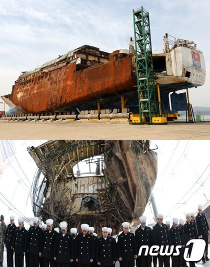 전남 목포신항에 정박해 있는 세월호(위)와 경기도 평택시 해군 제2함대사령부를 찾아 천안함 앞에서 묵념하고 있는 장병들. 뉴스1 제공