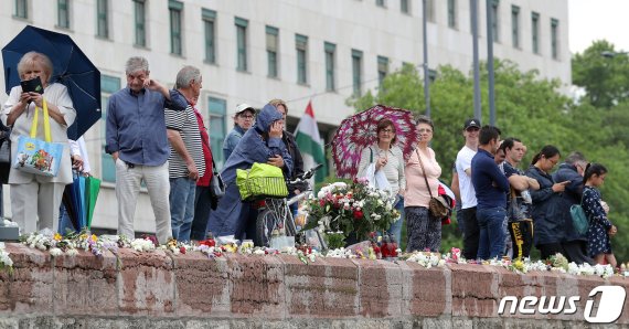 희생자 추모하기 위해 다뉴브강에 모인 헝가리 시민들. 뉴스1 제공