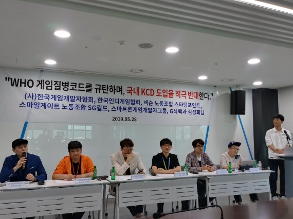 전명진 스마트폰게임개발자그룹 회장, 차상준 스마일게이트 노동조합 SG길드 지회장, 정석희 한국게임개발자협회 회장, 배수찬 넥슨 노동조합 스타팅포인트 지회장, G식백과 김성회씨, 최훈 한국인디게임협회 회장(왼쪽부터)이 지난달 29일 게임장애 질병코드 등재와 관련해 공동 성명서를 발표하고 개별 발표를 하고 있다. /사진=김아름 기자