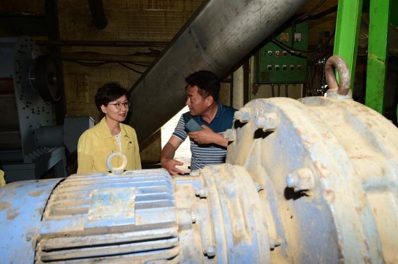 이화순 경기부지사는 12일 포천시 남은 음식물 사료 제조업체 방문. 사진제공=경기북부청