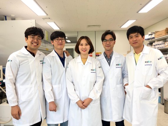 한국화학연구원 바이오화학연구센터 연구진. 왼쪽부터 오동엽 박사, 박제영 박사, 박슬아 연구원, 황성연 센터장, 전현열 박사.