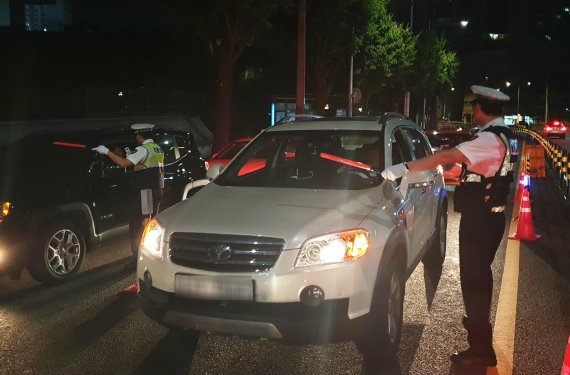 '제2 윤창호법'이 시행된 25일 자정 서울 영등포구의 한 도로. 서울 영등포경찰서 교통안전계 경찰관들이 음주운전 단속을 진행 중이다. / 사진=최재성 기자