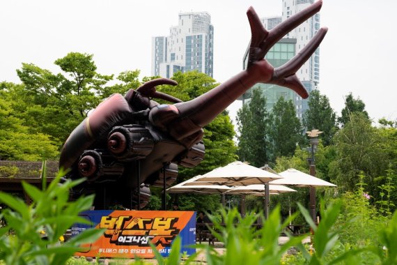 하반기 애니메이션 기대작 '벅스봇 이그니션' 7월 첫 방송을 앞두고 서울숲에 7m 크기의 조형물 '자이언트 벅스봇'이 설치됐다. CJ ENM 제공