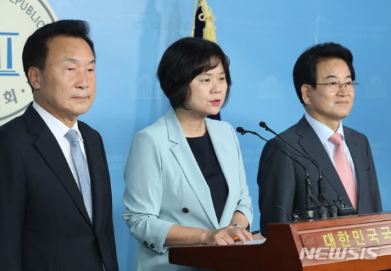 2일 서울 여의도 국회에서 바른미래당 손학규, 민주평화당 정동영, 정의당 이정미 대표가 정치개혁특별위원회 위원장직 관련 기자회견을 하고 있다.