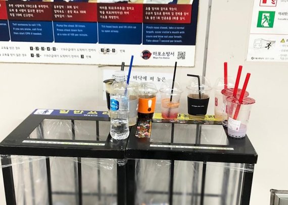 쓰레기통 위에 놓인 음료컵들 / 사진=이혜진 기자