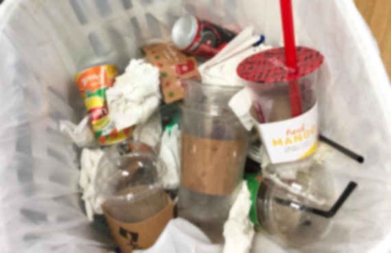 홍대입구역 쓰레기통에 버려진 음료컵들 / 사진=이혜진 기자