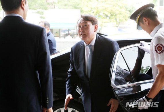 윤석열 검찰총장이 9일 오후 유남석 헌법재판소장을 예방하기 위해 서울 종로구 헌법재판소를 찾아 관계자들과 인사를 나누고 있다. /사진=뉴시스