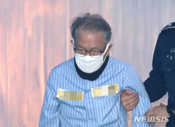 세월호 보고 조작 혐의를 받고 있는 김기춘 전 대통령 비서실장이 지난 5월23일 오전 서울 서초구 서울중앙지법에서 열리는 공판에 출석하기 위해 호송차에서 내려 법정으로 들어가고 있다./사진=뉴시스