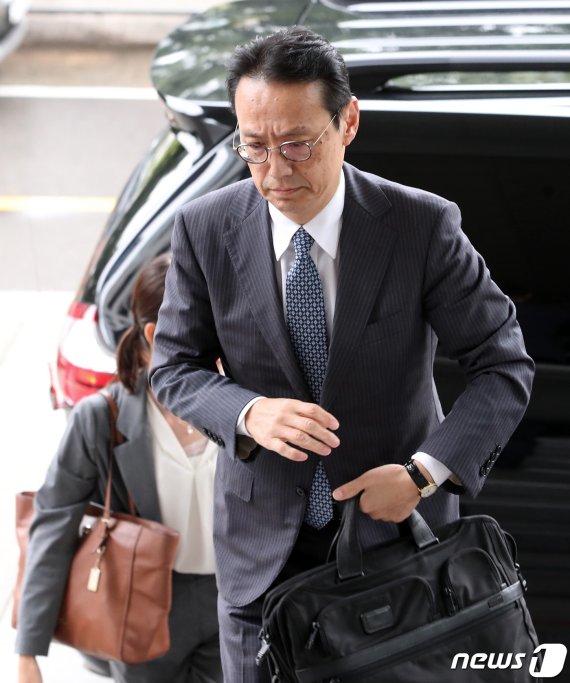 가나스기 겐지 일본 외무성 아시아대양주국장이 29일 오후 한일 국장급 협의를 위해 서울 종로구 외교부 청사로 들어서고 있다. 김정한 외교부 아시아태평양국장과 가나스기 겐지 국장은 이 자리에서 한국 대법원의 강제징용 판결 문제와 한일 군사정보보호협정(GSOMIA·지소미아), 북한 정세 등 양국간 현안을 논의한다. /사진=뉴스1