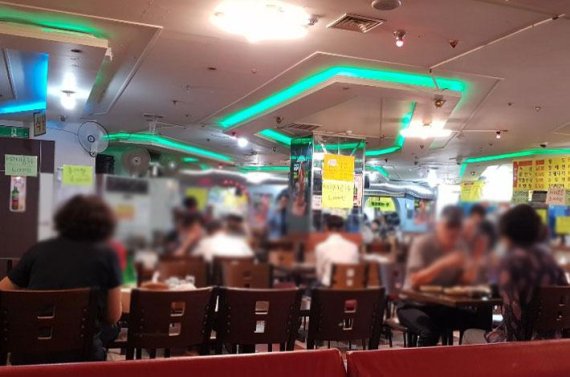 콜라텍 한 편에 마련된 식당에서 노인들이 막걸리를 마시며 이야기를 나누고 있다. [사진=윤홍집 기자]