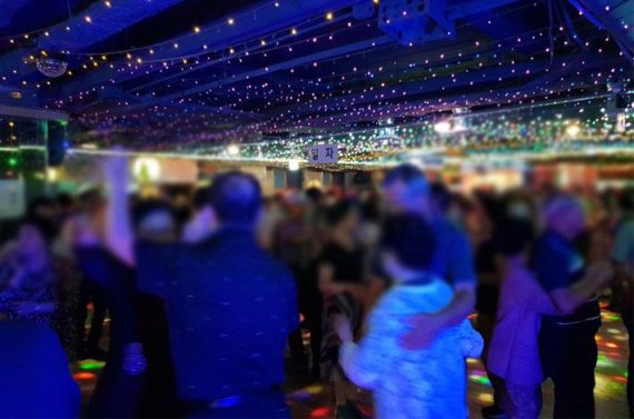 서울 종로구 한 콜라텍. 노인들이 짝을 맞춰 춤을 추고 있다. [사진=윤홍집 기자]