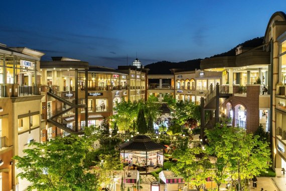 신세계 파주점은 1일 지역 최대 키즈전문존, 국내 아울렛 최초의 H&M, 시타실을 포함한 12개 브랜드의 골프전문존 등 총 280여개의 브랜드를 갖춘 테마파크형 아울렛으로 새롭게 재탄생한다