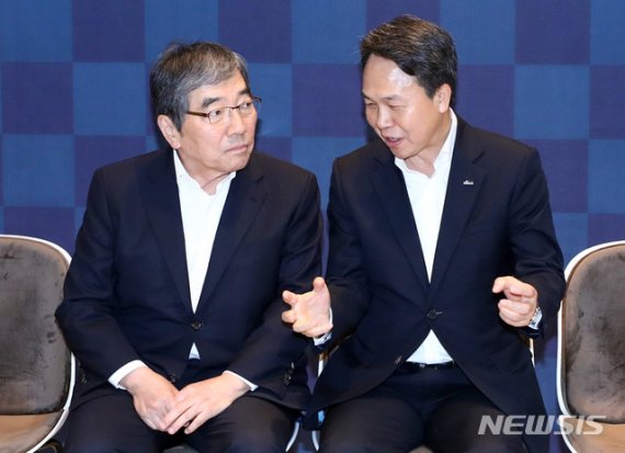 윤석헌(왼쪽) 금융감독원장과 진옥동 신한은행장이 10일 오후 서울 강남구 신한은행 강남별관에서 열린 신한SOHO성공지원센터 개소식에서 기념촬영 전 대화를 나누고 있다. 뉴시스