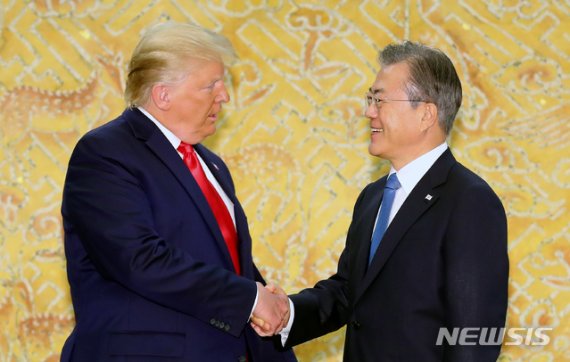 지난달 6월 30일 청와대에서 열린 한·미 정상회담을 앞두고 문재인 대통령과 도널드 트럼프 미국 대통령이 악수를 나누고 있다. /사진=뉴시스