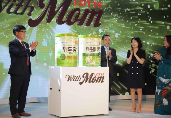 롯데푸드 조경수 대표(왼쪽부터)가 베트남 하노이에서 고급 위드맘 분유를 이달 초 선보이고 있다. 롯데푸드 제공