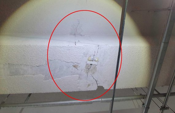 부산 금곡동 동원역 삼정그린코아 아파트의 지하 1~4층 주차장에서 발생한 균열.                                      부산 금곡동 동원역 삼정그린코아 아파트의 한 입주민이 지하 주차장에서 발생한 균열을 비추고 있다.