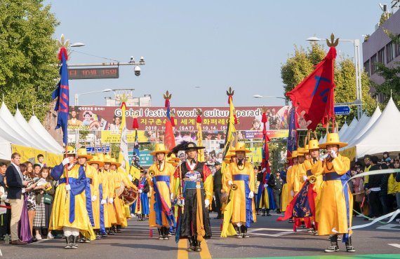 서울 이태원 관광특구 일대에는 해마다 이맘때 지구촌 축제속으로 빠져든다. 이 축제에는 세계 각국 40여개국에서 각기 자국의 고유문화를 뽐낸다. 사진은 지난해 이태원 관광특구 일대에서 펼친 지구촌 퍼레이드
