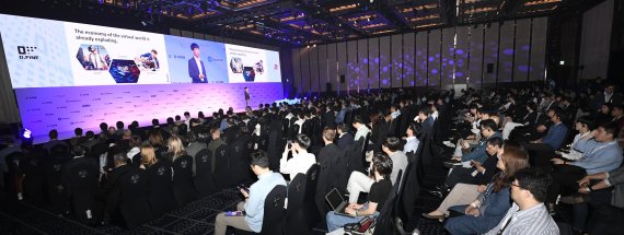 아시아 최대 블록체인 축제인 코리아블록체인위크(KBW) 2019의 메인 행사인 디파인(D.FINE) 컨퍼런스가 9월 30일 서울 그랜드 인터컨티넨탈 파르나스에서 이틀간의 일정으로 개막했다. 전선익 팩트블록 대표가 환영사를 하고 있다. 사진=박범준 기자