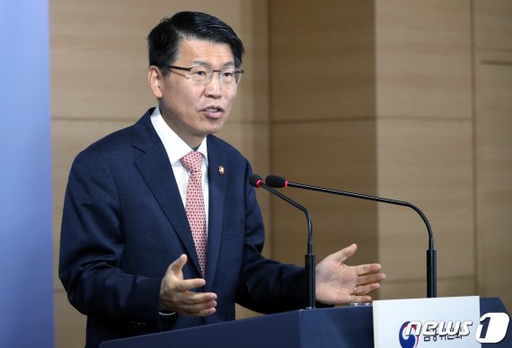 은성수 금융위원장이 10일 오전 정부서울청사에서 취임 한 달 기자간담회를 하고 있다. 은 위원장은 이날 간담회에서 DLF 관련 재발방지를 위한 제도개선 종합방안 마련, 자본시장의 모험자본 공급기능 활성화 등 주요 금융정책 현안과제에 대해 설명했다./사진=뉴스1