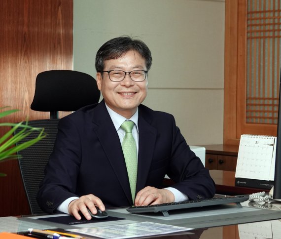 게임물관리위원회가 두달여간 블록체인 게임 심의를 미루고 있다. 게임위의 블록체인 게임 심의 여부에 업계 이목이 집중된다. 사진은 이재홍 게임물관리위원장. /사진=게임물관리위원회 제공