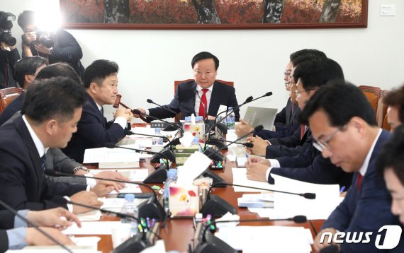 국회 예산결산특별위원회 예산조정소위원장을 맡고 있는 자유한국당 김재원 의원이 11일 오전 서울 여의도 국회에서 열린 예산소위에서 의사봉을 두드리고 있다. 예산소위는 11일부터 가동하며 예결위는 오는 29일 전체회의를 열어 내년도 예산안을 의결할 계획이다.뉴스1