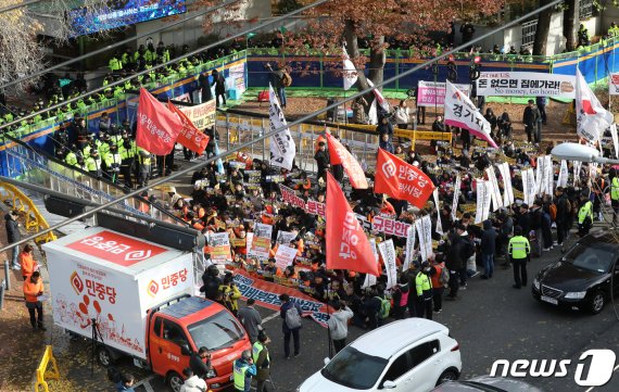 민주노총과 평통사, 민중당 등 시민사회단체 회원들이 18일 오전 제11차 한미 방위비 분담금 특별협정(SMA) 제3차 회의가 열린 서울 동대문구 한국국방연구원 앞에서 기자회견을 열고 한미 방위비 분담금 굴욕 협상 중단을 촉구하고 있다. 정은보 방위비분담협상대사와 제임스 드하트 미국 국무부 선임보좌관을 수석대표로 한 한미 대표단은 이날 비공개회의를 열고 내년도 주한미군의 방위비 분담금 규모 등을 논의한다. /사진=뉴스1