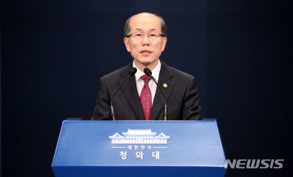 김유근 국가안보실 1차장이 22일 오후 청와대 춘추관 브리핑 룸에서 한·일 군사정보보호협정(GSOMIA·지소미아) 관련 브리핑을 하고 있다. 뉴시스