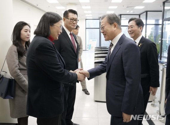 [천안=뉴시스]박영태 기자 = 문재인 대통령이 22일 오전 충남 천안 MEMC코리아 제1공장에 도착해 생산라인 시찰에 앞서 도리스 슈 글로벌웨이퍼스 회장과 인사를 나누고 있다. 2019.11.22. since1999@newsis.com <저작권자ⓒ 공감언론 뉴시스통신사. 무단전재-재배포 금지.> /사진=뉴시스화상