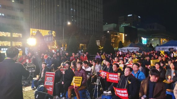 23일 광화문 광장 남측에서 열린 '적폐 청산·세월호참사 전면 재수사·책임자 처벌을 위한 촛불문화제'에 참석한 시민들이 구호를 외치고 있다./사진=이병훈 기자