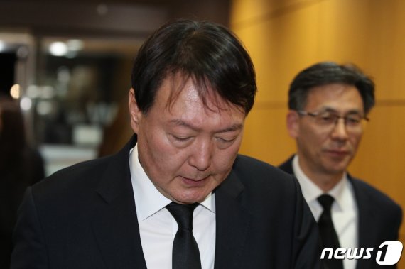 윤석열 검찰총장이 2일 오후서울 서초구 서울성모병원 장례식장에 마련된 A수사관의 빈소를 조문하고 있다. 백원우 전 민정비서관 휘하의 특별감찰반에서 근무한 A수사관은 지난 1일 서울 서초구 서초동의 한 사무실에서 윤석열 검찰총장에게 자신의 가족을 배려해 줄 것을 호소하는 유서를 남기고 스스로 목숨을 끊었다. 사진=뉴스1화상