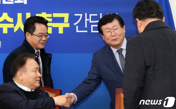 6일 서울 여의도 국회에서 열린 더불어민주당 검찰공정수사촉구특별위원회 '김기현 전 울산시장 측근 비리사건' 등 공정수사 촉구 간담회에서 설훈 위원장이 이상민 의원 민, 민병덕·심규명 특위 위원들과 인사를 나누고 있다.