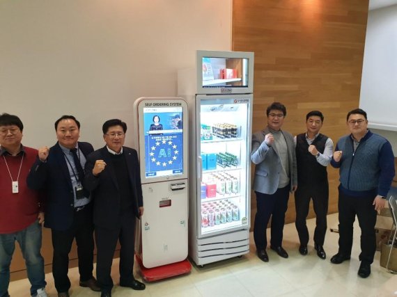 서울 마포구 크레딧센터빌딩 나이스그룹4사옥에 인공지능 무인매대 AISS Go(AI Smart Store Go)를 설치한 뒤 관계자들이 화이팅을 외치고 있다. 왼쪽부터 무노스 권재창연구소장, 도시공유플랫폼 박진석대표, 성기동대표, 골프사업본부 임재일부사장, 신사업실 이상채실장, 경영관리본부 최경호본부장.